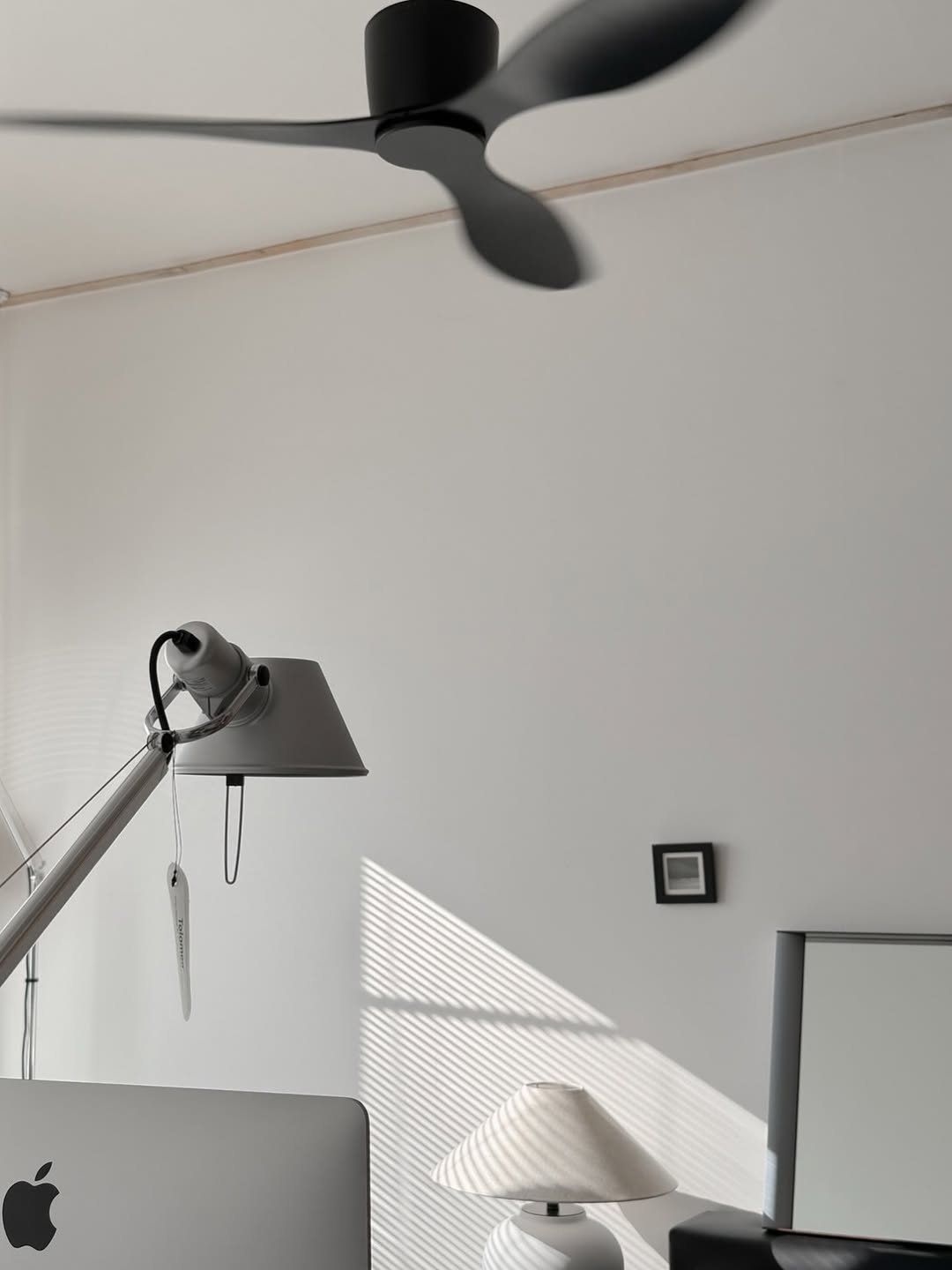 Photo shared by 에어블로우 on January 01, 2026 tagging @airblow_official. May be an image of lighting, lamp, propeller and text.