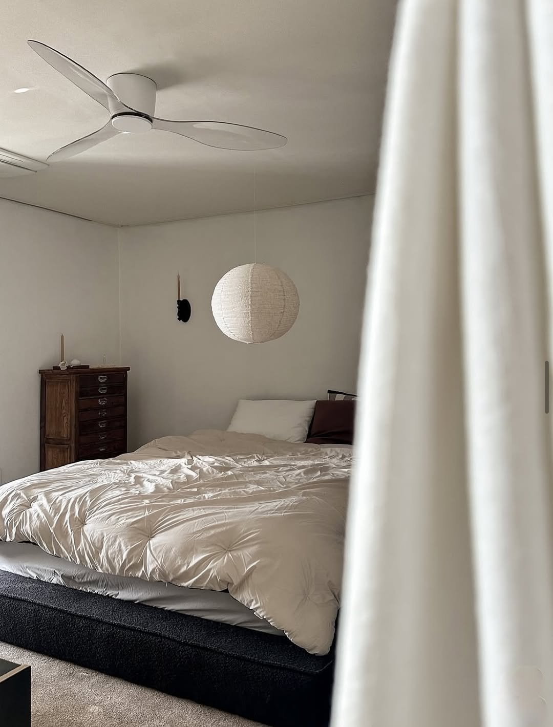 Photo shared by 에어블로우 airblow on February 18, 2026 tagging @airblow_official. May be an image of mosquito net, bed, mattress, headboard, indoors, bedroom and text.