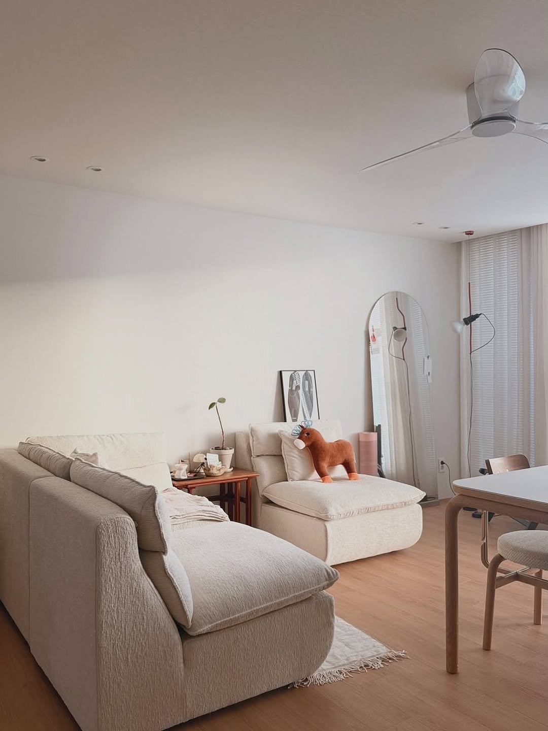 Photo shared by 에어블로우 airblow on April 23, 2026 tagging @airblow_official. May be an image of sofa, armchair, chaise lounge, living room, indoors and text.