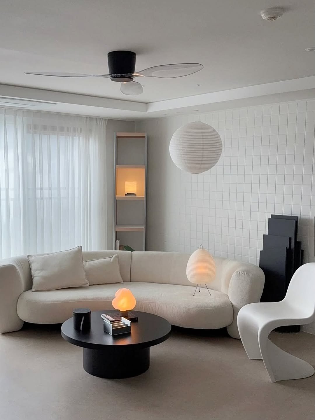 Photo shared by 에어블로우 on November 03, 2025 tagging @airblow_official. May be an image of lighting, sofa, chaise lounge, armchair, lamp, living room, indoors and text.