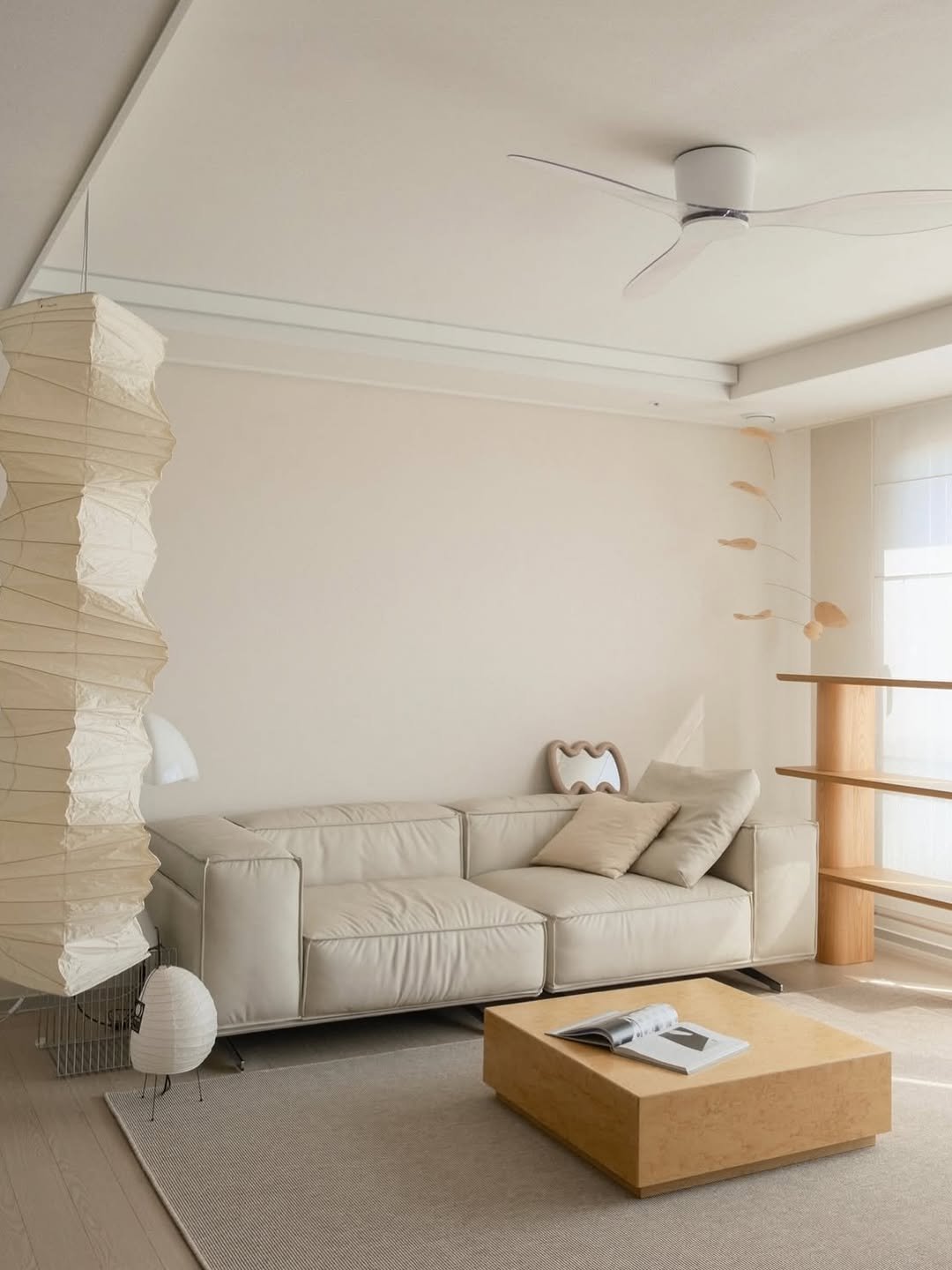 Photo by 에어블로우 airblow on April 08, 2026. May be an image of lighting, sofa, chaise lounge, living room, indoors and text.