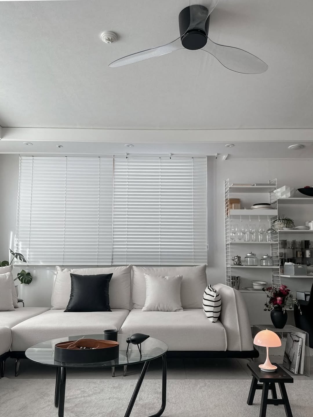 Photo shared by 에어블로우 on December 23, 2025 tagging @airblow_official. May be an image of sofa, thermostat, chaise lounge, air conditioner, living room, indoors and text.