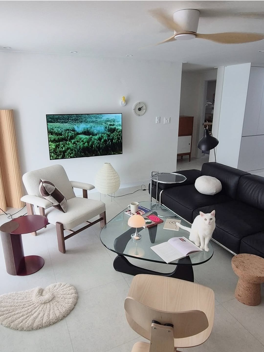 Photo shared by 에어블로우 airblow on April 26, 2026 tagging @airblow_official. May be an image of television, sofa, chaise lounge, armchair, living room, indoors and text.