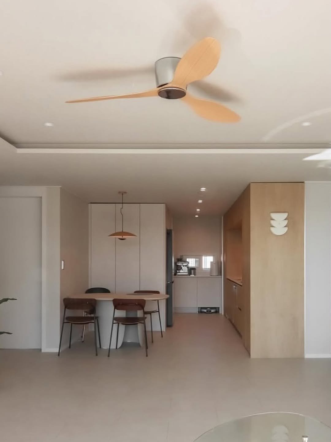 Photo by 에어블로우 on December 18, 2025. May be an image of lighting, indoors and text.