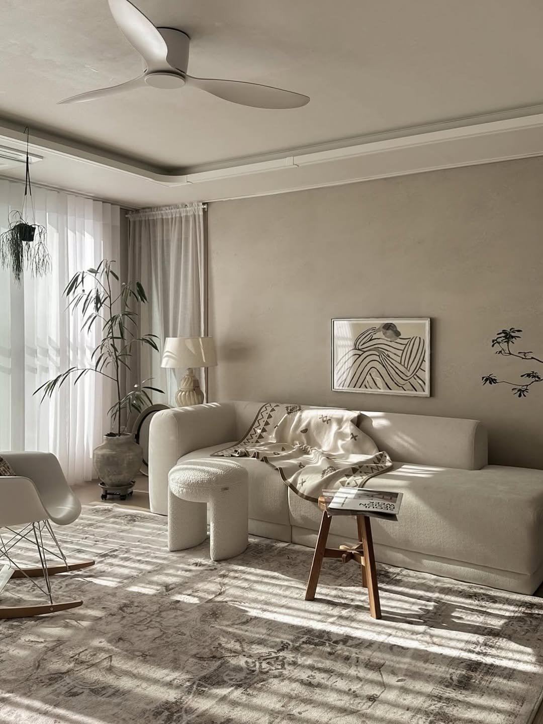 Photo shared by 에어블로우 on November 16, 2025 tagging @airblow_official. May be an image of lighting, armchair, chaise lounge, sofa, living room, indoors, bedroom and text.