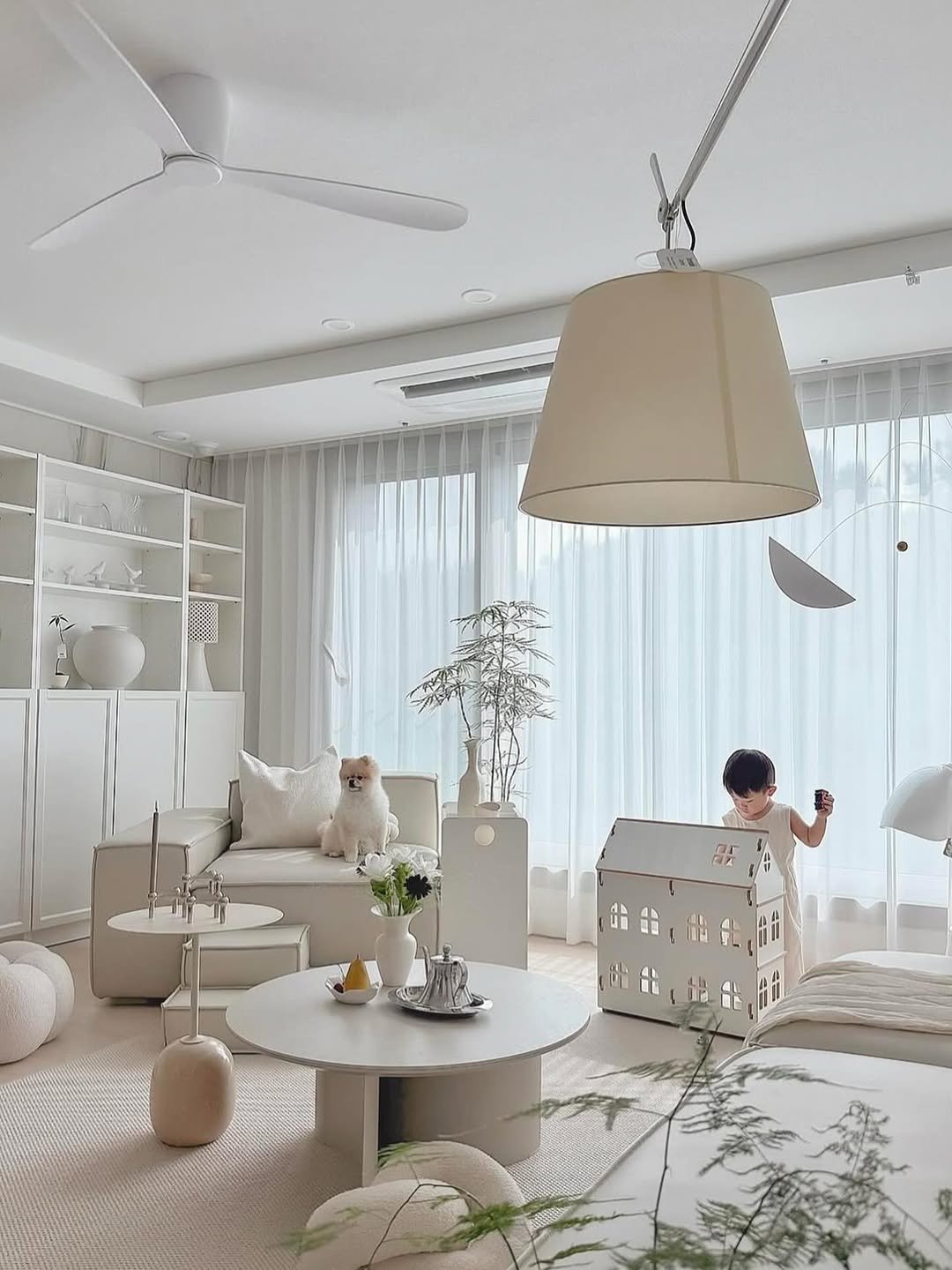 Photo shared by 에어블로우 on September 16, 2025 tagging @airblow_official. May be an image of 1 person, lighting, chaise lounge, chandelier, armchair, sofa, indoors, bedroom, living room and text.