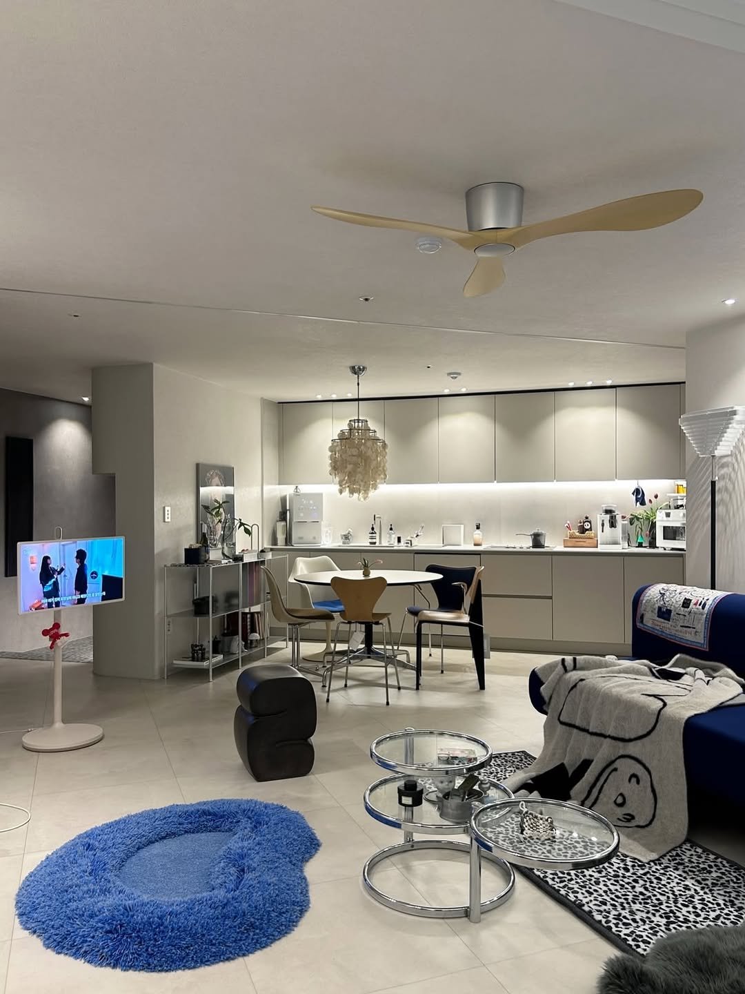 Photo shared by 에어블로우 on December 28, 2025 tagging @airblow_official. May be an image of lighting, sofa, living room, indoors and text.