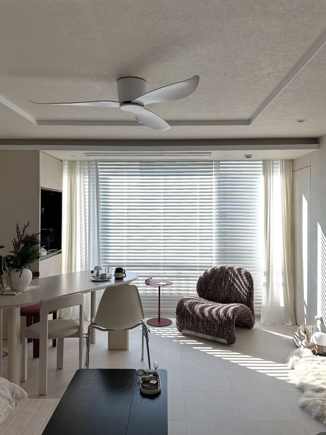 Photo shared by 에어블로우 on November 12, 2025 tagging @airblow_official. May be an image of lighting, chaise lounge, air conditioner, curtains, sliding door, indoors and text.