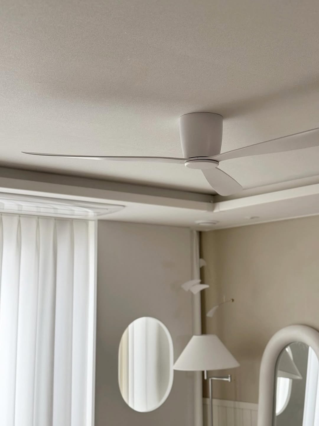 Photo shared by 에어블로우 on November 10, 2025 tagging @airblow_official. May be an image of lighting, curtains, thermostat, indoors and text.