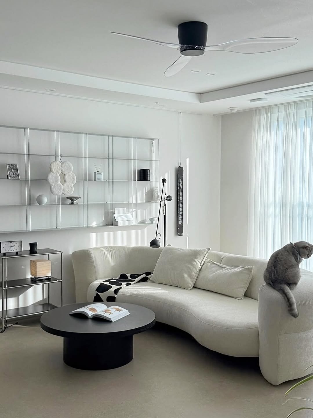 Photo by 에어블로우 on November 18, 2025. May be an image of chaise lounge, sofa, living room, indoors and text.