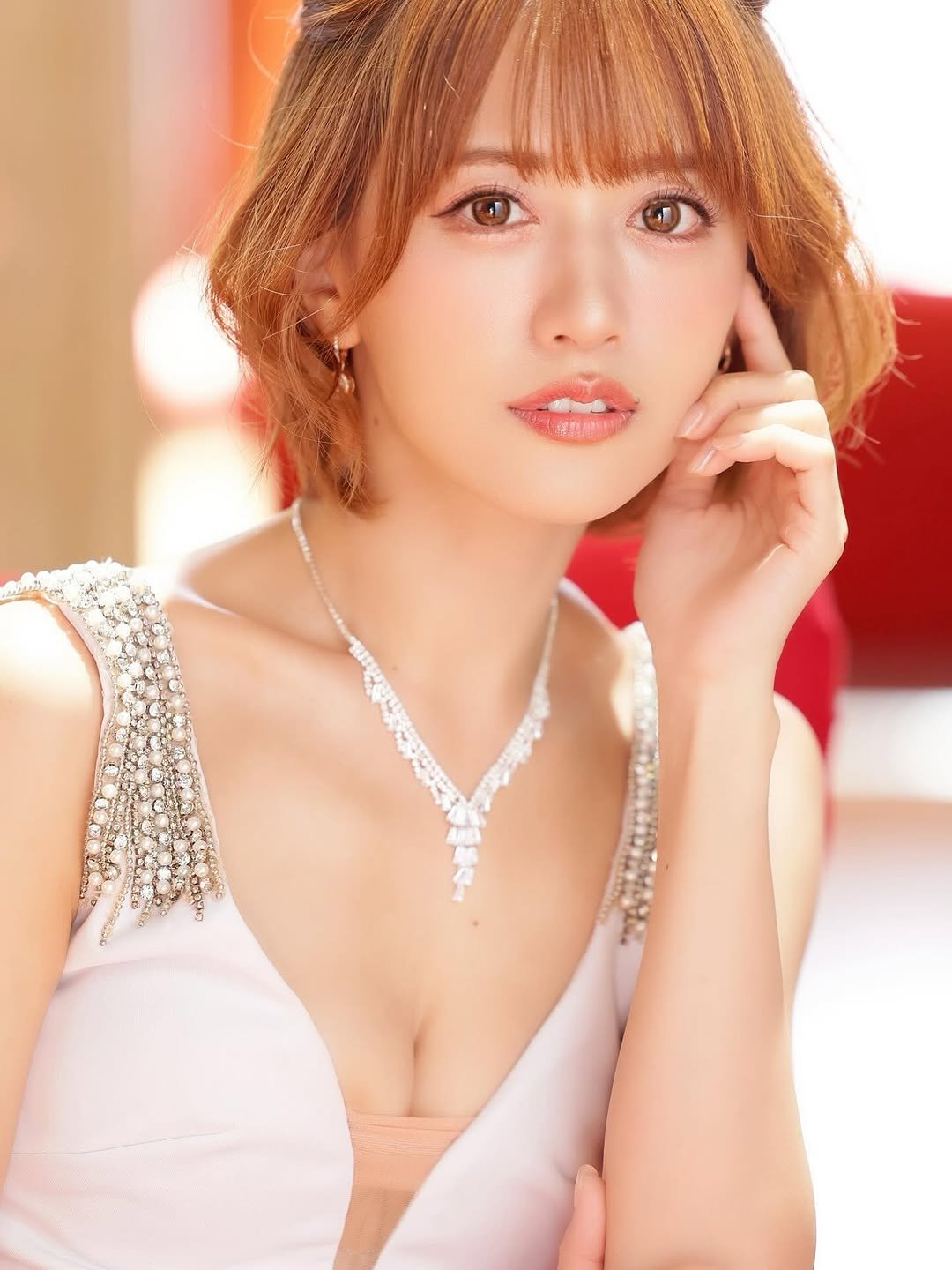 Photo by 希島あいり / Airi Kijima 💐:*. on November 16, 2025. May be a closeup of one or more people, hair, makeup, outdoors and text.