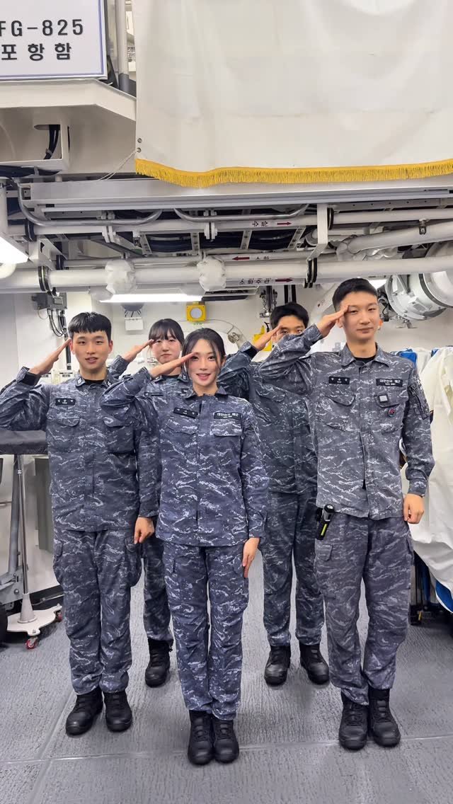 aj_xung 게시물 이미지: 다음 중 진짜 해군이 아닌 사람은 ?⚓️🤓

@rok_navy 
#윗유행 #해군