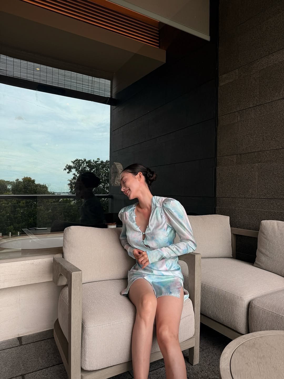 Photo by 차아정 | ajung on October 07, 2025. May be an image of 2 people, sleepwear, sarong, bath robe, sundress and text.