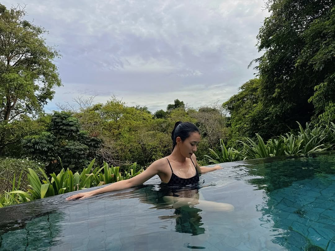 Photo by 차아정 | ajung on September 17, 2025. May be an image of 1 person, swimming, pool and text.