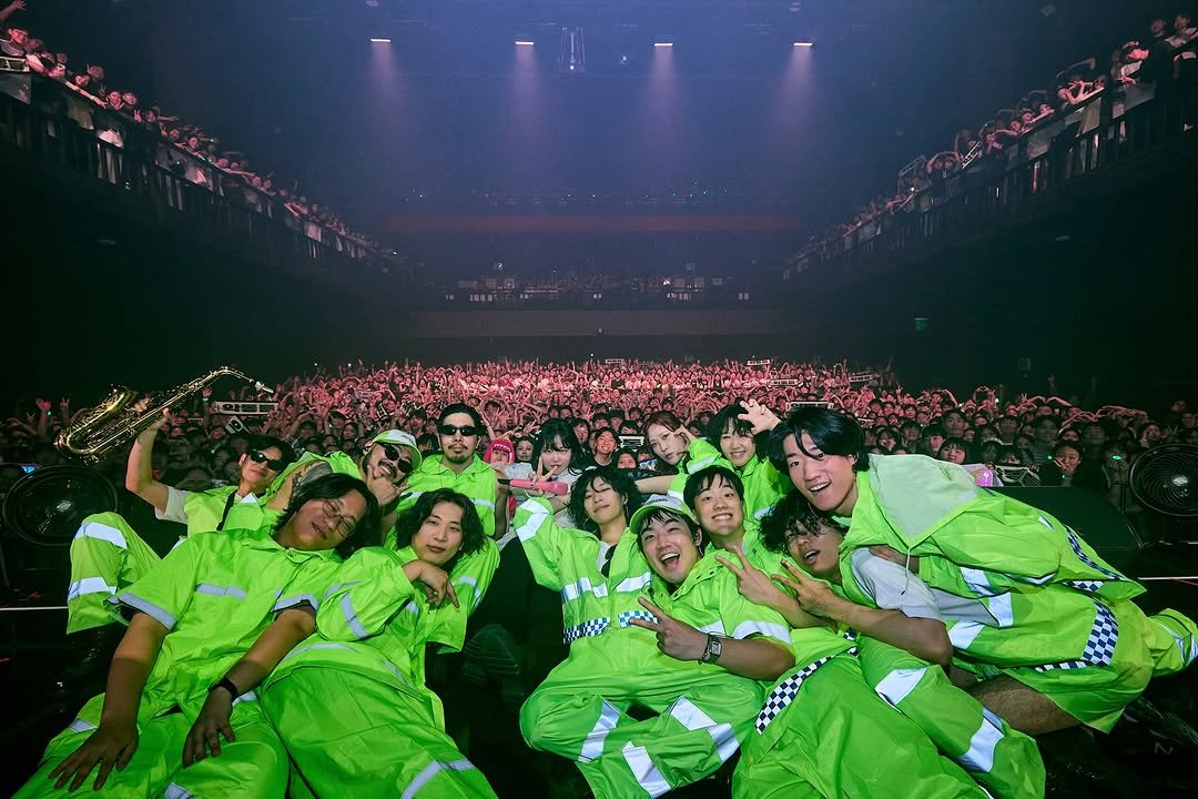 Photo shared by AKMU on August 26, 2025 tagging @leechanhyuk, and @akmu_suhyun. May be an image of 3 people, bangs, crowd, concert and text.