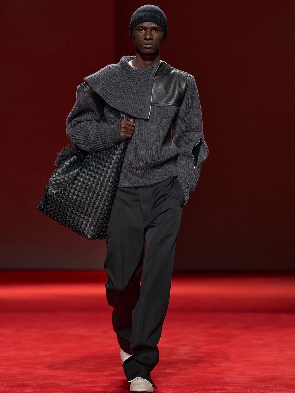 alannam1 게시물 이미지: Bottega Veneta의 2026 FW 남성복은 흥미로웠다. 옷을 바라보는...