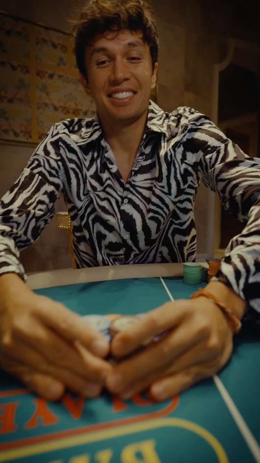 alex_albon 게시물 이미지: When in Vegas… 

Use my @surveymonkey promo...