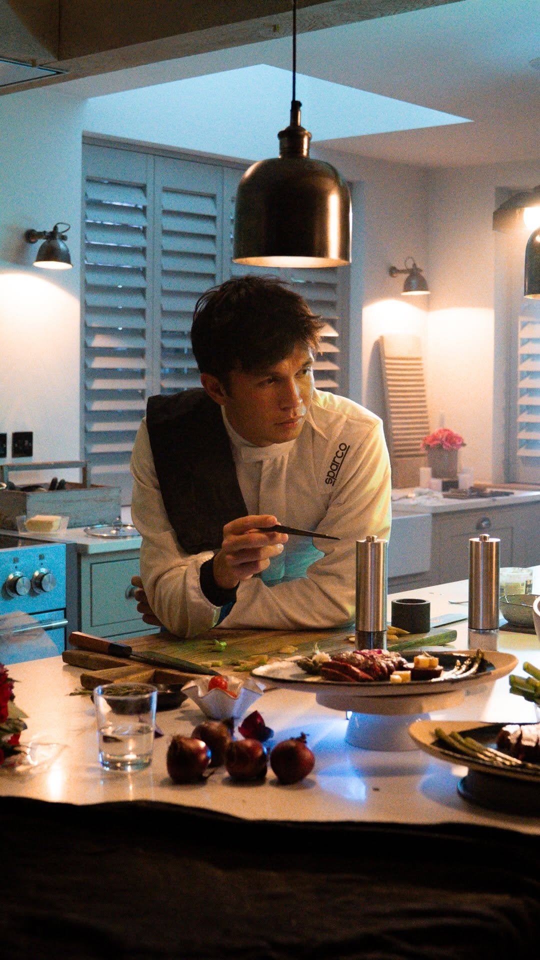 alex_albon 게시물 이미지: @domo date night with… 😉