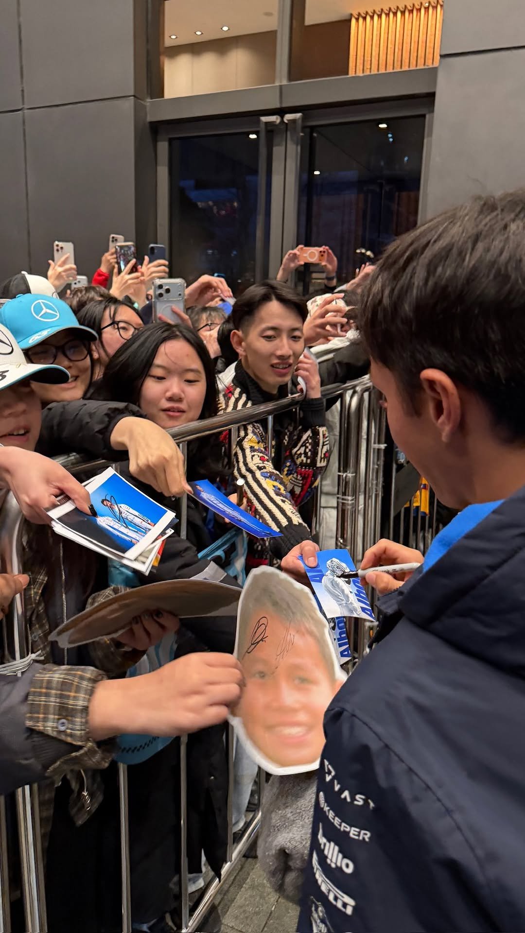 alex_albon 게시물 이미지: 中国女婿 race day ready 🇨🇳