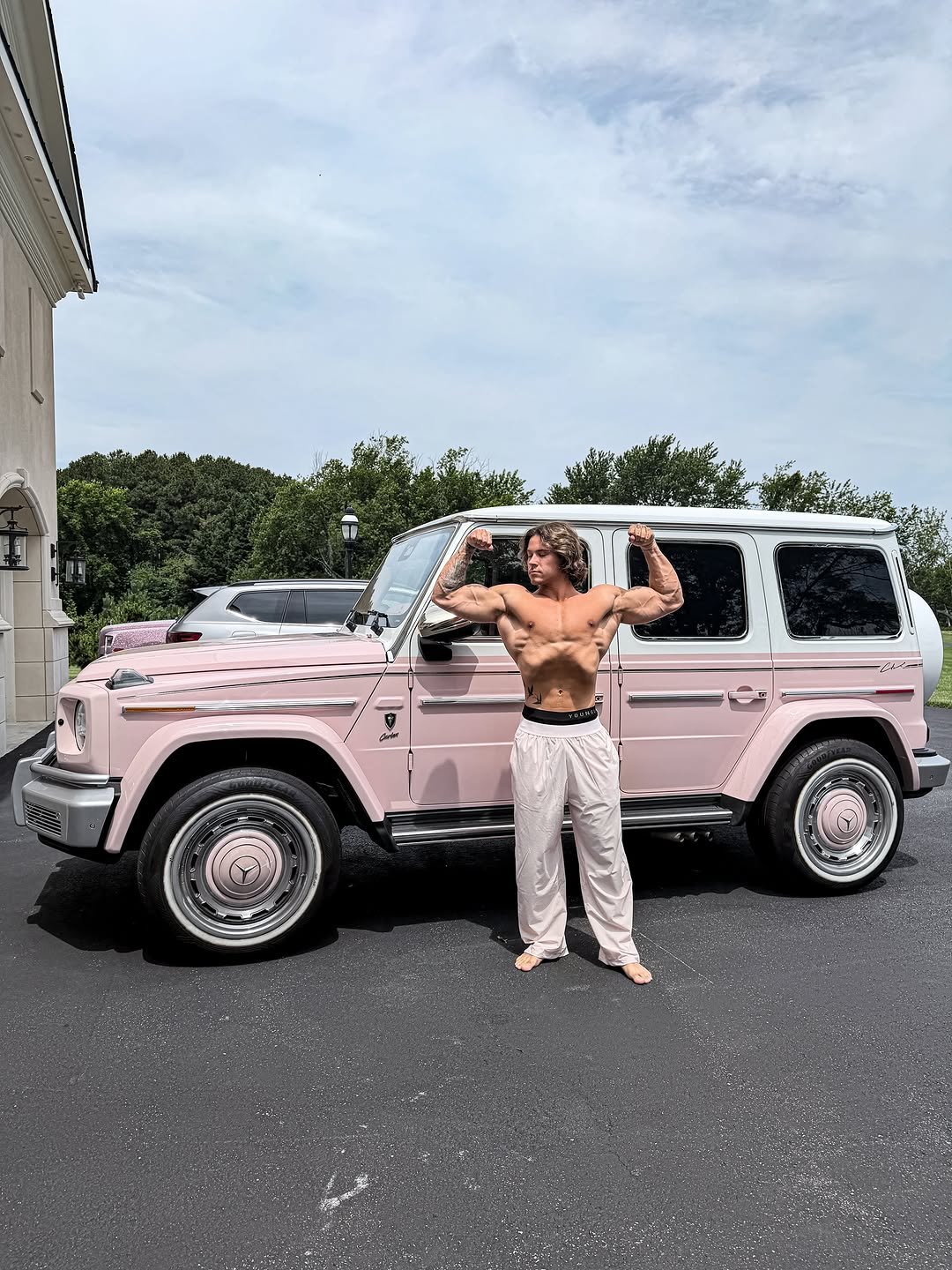 alex_eubank15 게시물 이미지: Larping my fiancees car >> @youngla drop today...