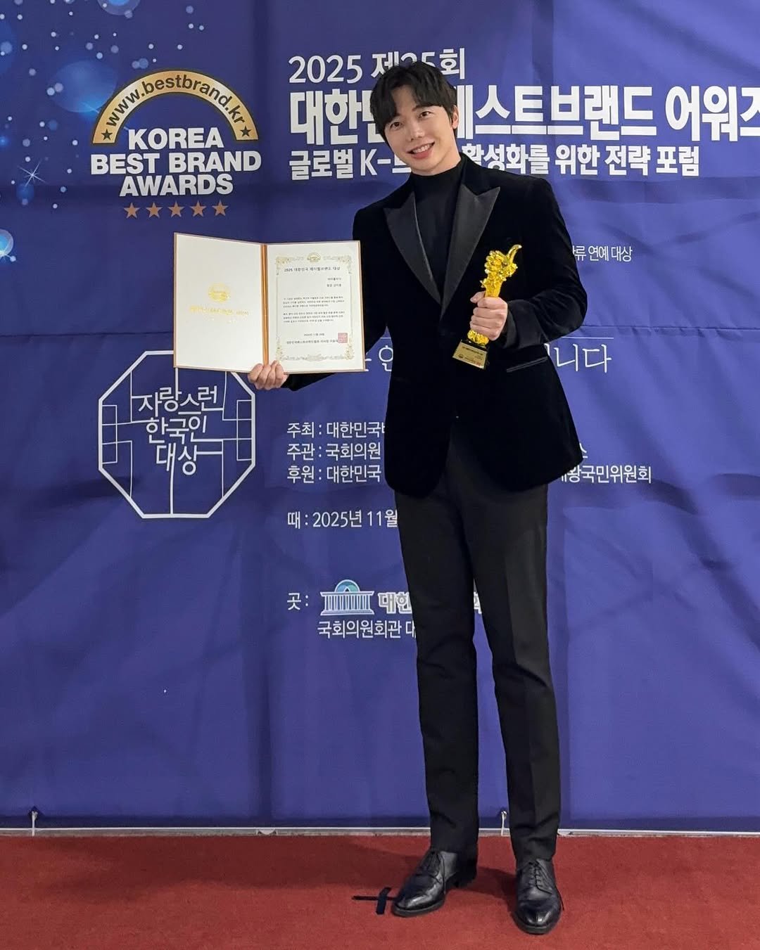 Photo shared by Jihoon Kim on December 08, 2025 tagging @ribertailor, @bava_clinic, and @bava_body_lounge. May be an image of text that says ') KOREA 2025제.회 2025 제.회 대한ㄴ 스트브랜드 어위즈 BEST BRAND 합석화를 위한 전략 전략포럼 포럼 AWARDS 글로벌K K-- መ.ተቶጥጥ። ဆေနြု်ပြ်ြေု့်ပ်မ MAC 류연예대상 ""." 자랑ㅅ런 한국이 대상 '니다 주최:대한민국! 주최: :대한민국 주관 :국회의원 후원: 대한민국 때:2025년11월 2025년 때: "창국민위원회 곳:대현 곳: 대현 국회의원회관다'.