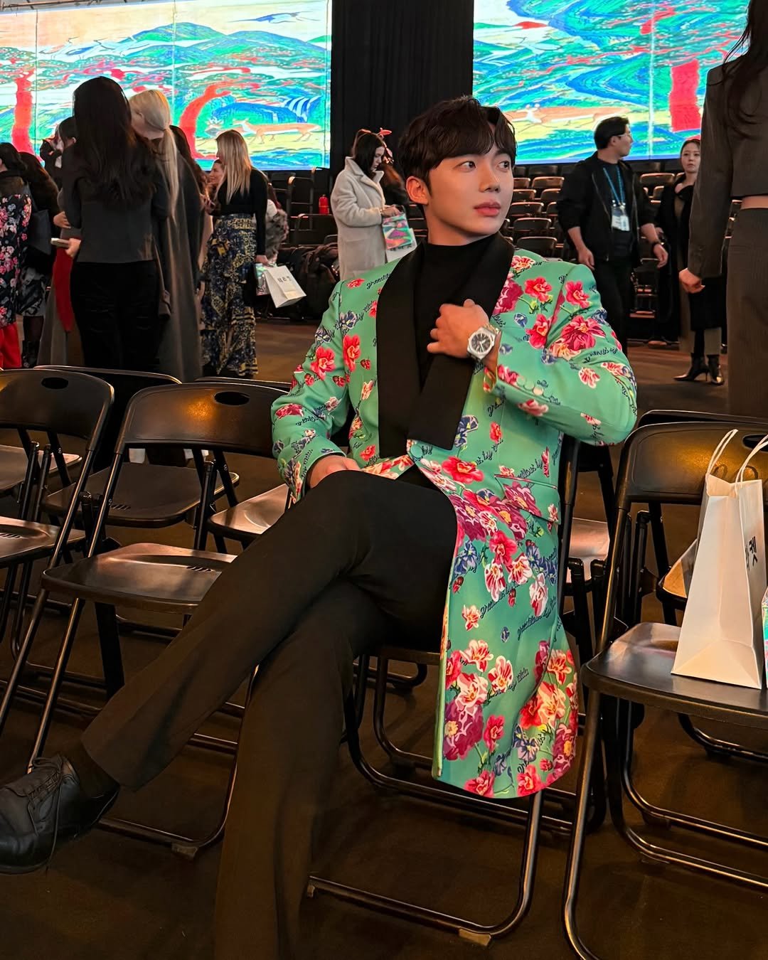 Photo shared by Jihoon Kim on February 09, 2026 tagging @seoulfashionweek_official, and @greedilous. May be an image of overcoat, dinner jacket, blazer, suit and turtleneck.