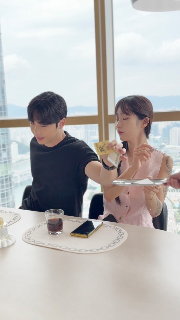 alex_jh55 게시물 이미지: 돌네야 좋아할게 아니야..😂 no reason to be happy Idol...