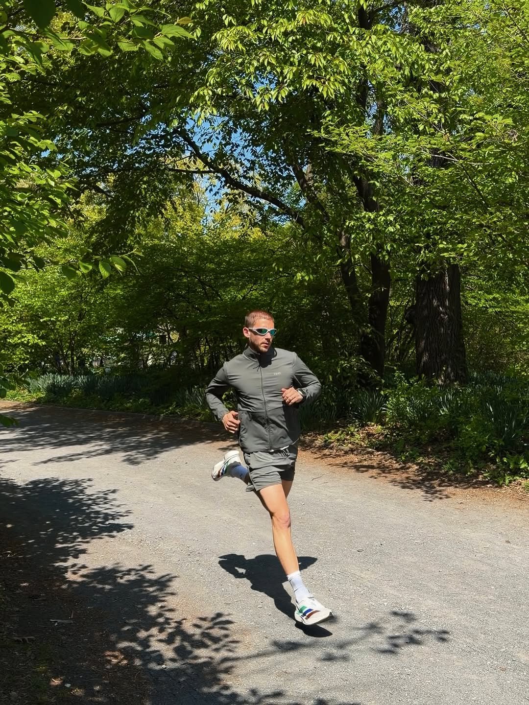 alexrosenfitness 게시물 이미지: spring training in full bloom🌱
@vuoriclothing...