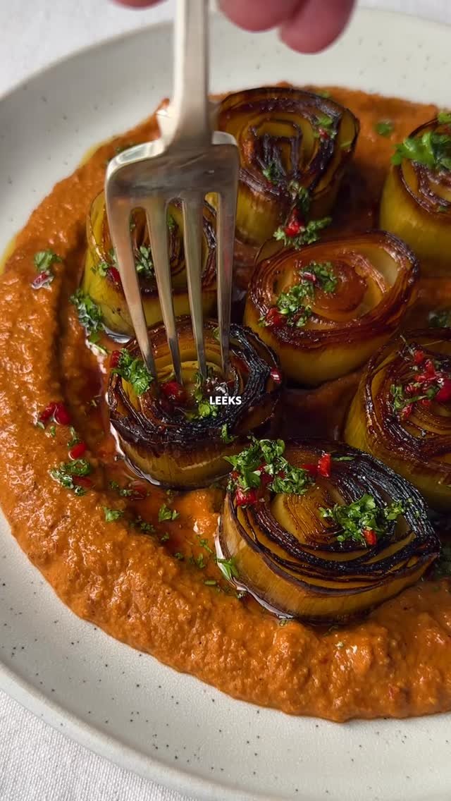 alfiecooks 게시물 이미지: BALSAMIC GLAZED LEEKS + MUHAMMARA 🌶️

leeks...