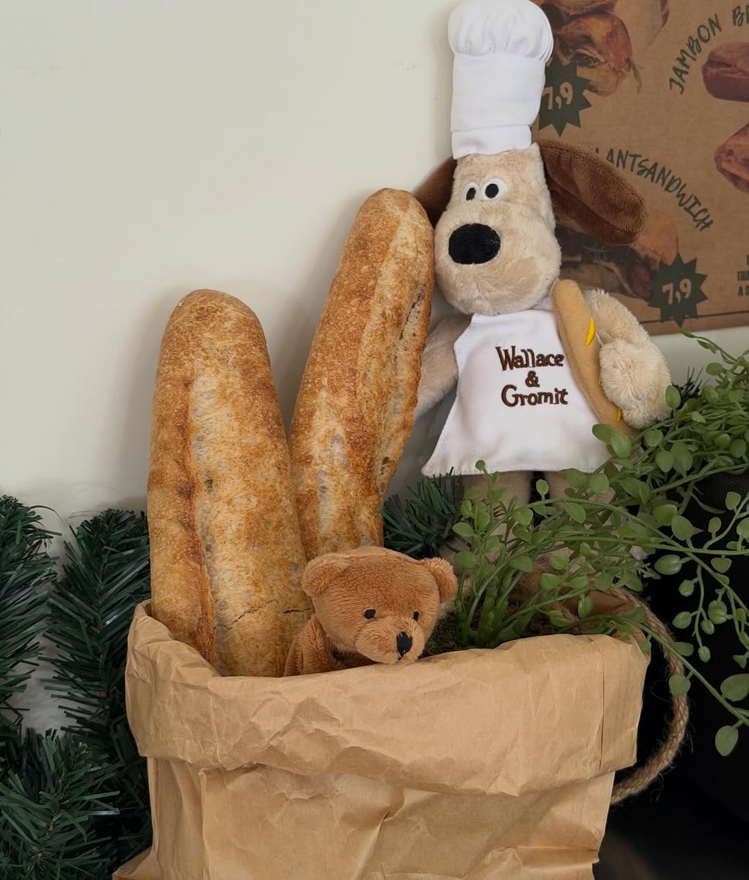 Photo by 올데이바닐라빈🌱 on March 23, 2026. May be an image of breadstick, toy, baguette and text that says 'Walace Gromit'.