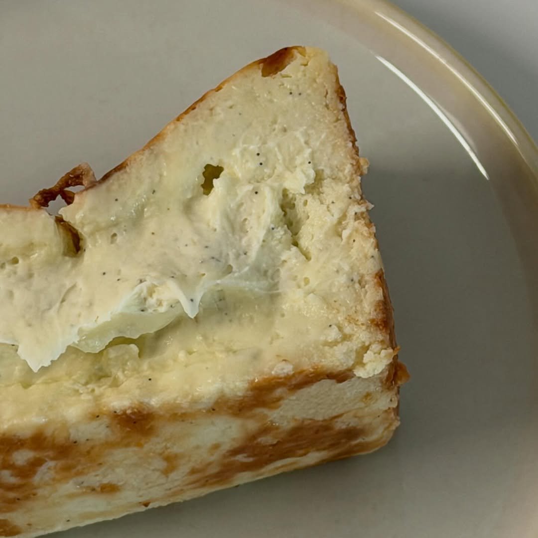 Photo shared by 올데이바닐라빈🌱 on December 16, 2025 tagging @jinchelangelo.cheesecake. May be an image of chiffon cake, cream cheese, cheesecake and text.