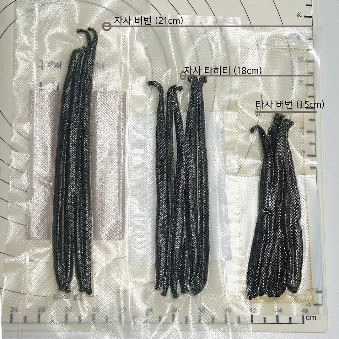 Photo by 올데이바닐라빈🌱 on July 13, 2025. May be an image of worm, fish hook and text that says '자사버번 자사버번(21cm) (21cm) 24 자사타히티(18cm 타히티 18cm) 타사 타사버번 버번 (15cm) 46 cm'.