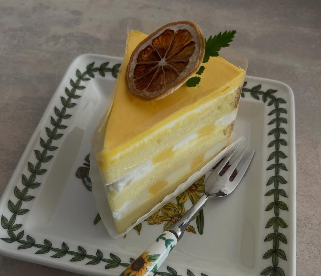 Photo shared by 올데이바닐라빈🌱 on January 29, 2026 tagging @binary_coffee_. May be an image of chiffon cake, tart, fruitcake, cheesecake and text.