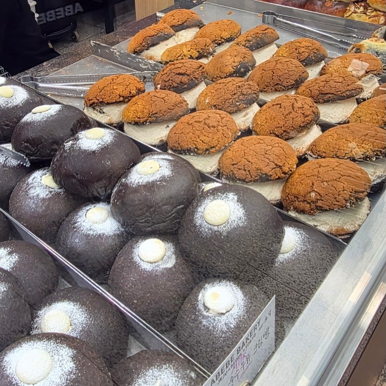 Photo by 올데이바닐라빈🌱 on October 21, 2025. May be an image of coconut macaroon, pastry, bread and text.