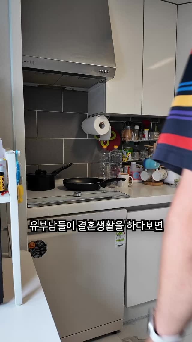 alllunch86 게시물 이미지: 결혼생활 꿀팁

-

[멸치칼국수를 활용한 비빔면 레시피]
1.면과 냉동새우 3마리...