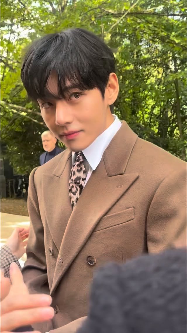 allurekorea 게시물 이미지: 한껏 갖춰입은 뷔를 만났습니다. 그저 영롱할 뿐.❤️‍🔥

EDITOR |...