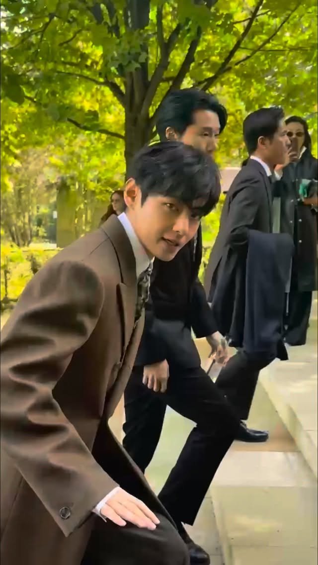 allurekorea 게시물 이미지: 뷔의 셀린느 코트 핏, 느낌 너무 좋아요 🤎

EDITOR |...