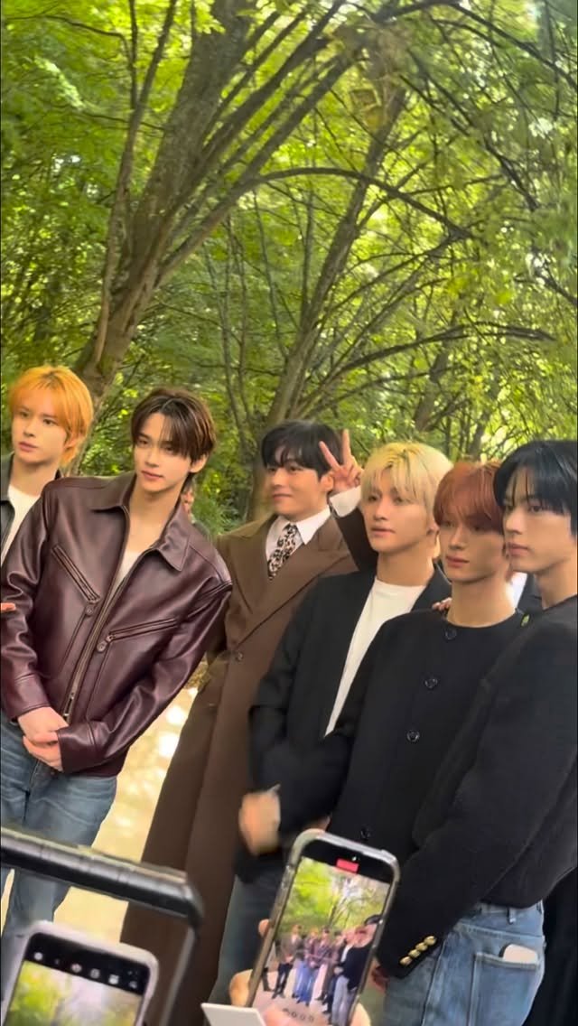 allurekorea 게시물 이미지: 이게 바로 셀린느의 힘인가요? 미남들이 하나도 둘도 아닌 무려 7명… 👑셀린느...