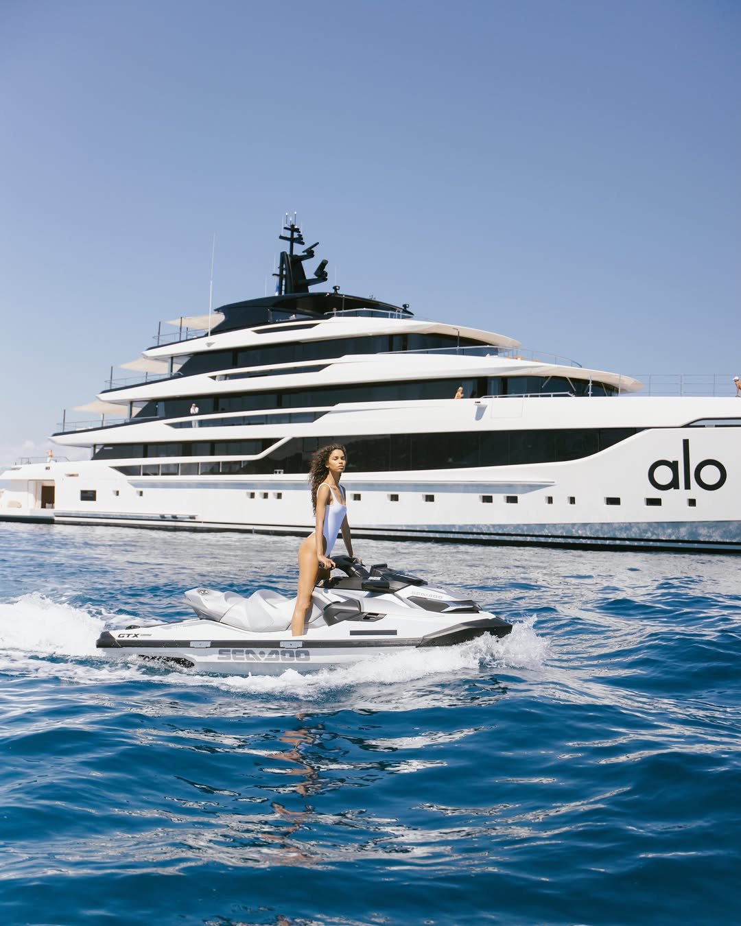 alo 게시물 이미지: The ALO Wellness Club at Sea curated with @voguefrance.