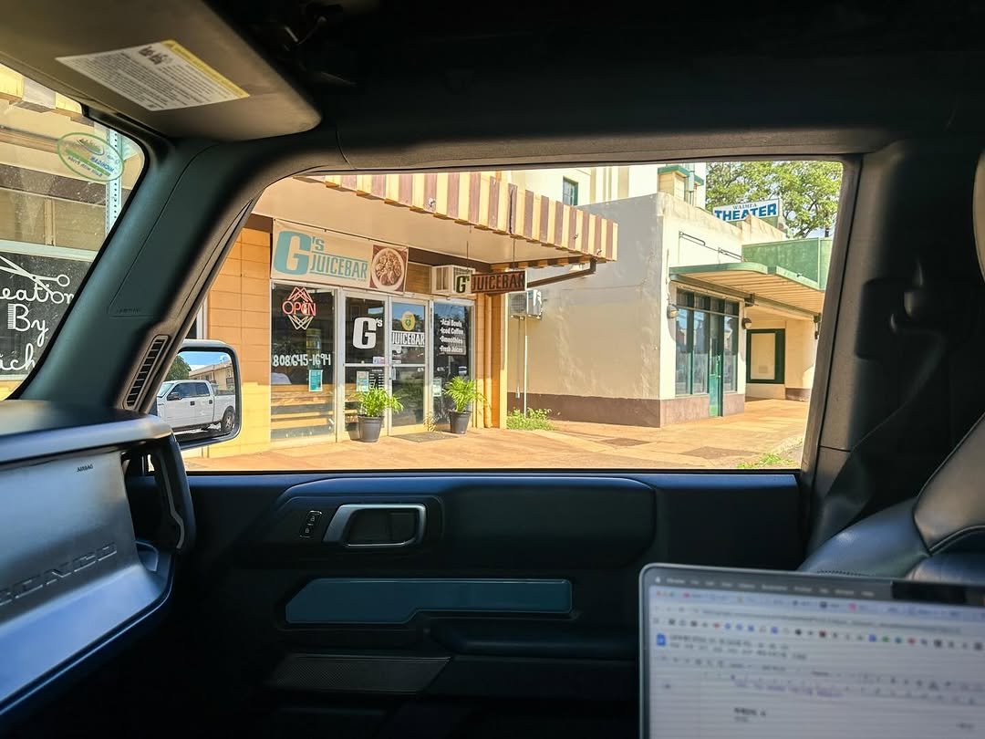 Photo by 융 Ashley on January 24, 2026. May be an image of jeep, truck, screen, limousine, minivan, windshield, window, office and text.