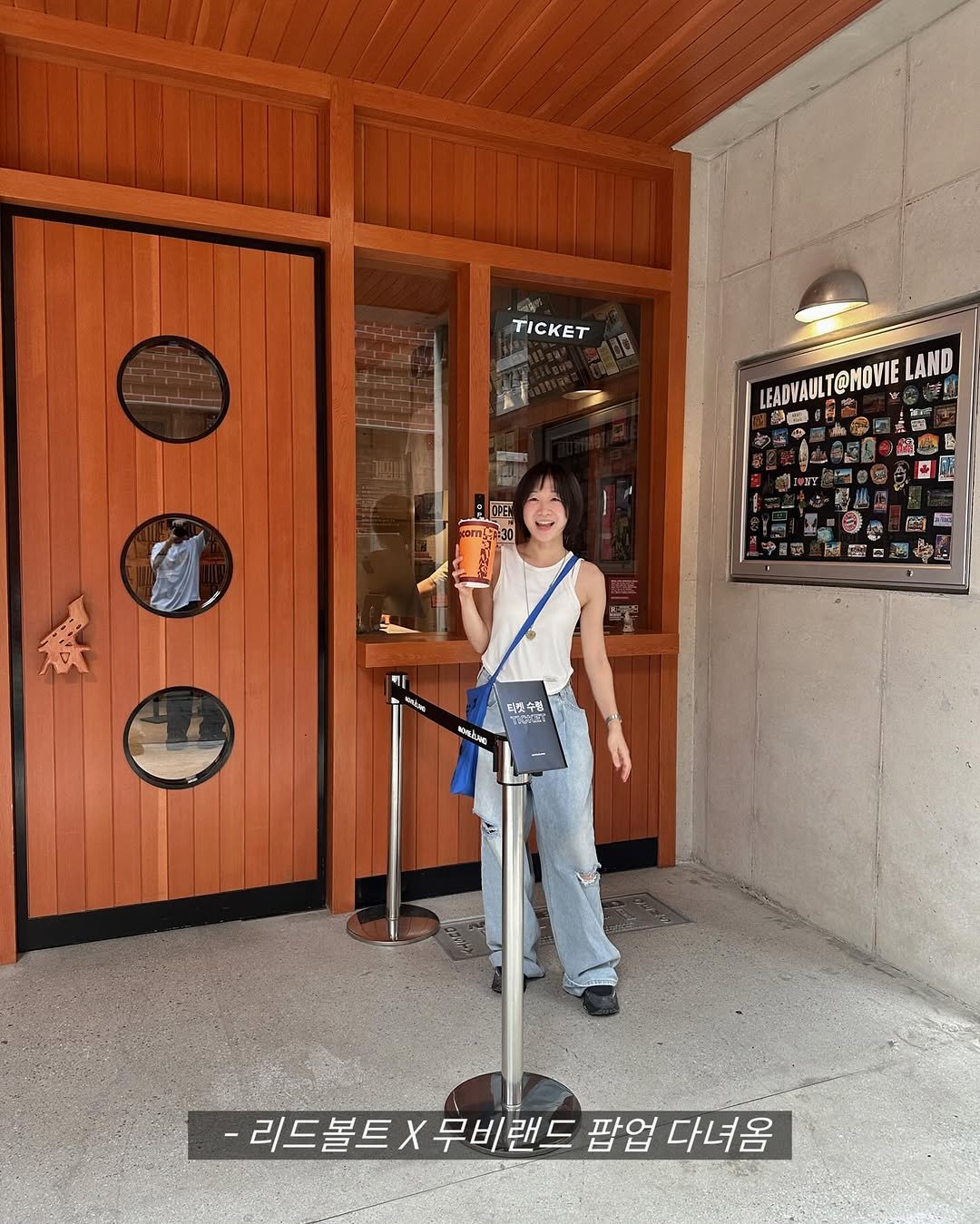 Photo by 융 Ashley on August 24, 2025. May be an image of ‎1 person, standing, parking meter, sling and ‎text that says '‎TICKET TICKET T 天 A M LEADVAULT@NOVIE T@NOVIE LAND 感 אל শা wabNe 민종 좋수전 수련 KOSaN -리드볼트X무비랜드 -리드볼트X무비랜드팝업다녀움 랜드 팝업 다녀옴‎'‎‎.