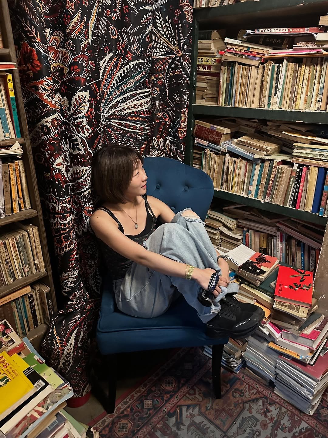 Photo by 융 Ashley on September 21, 2025. May be an image of 1 person, armchair, book, rocking chair, chaise lounge, newsstand and text.