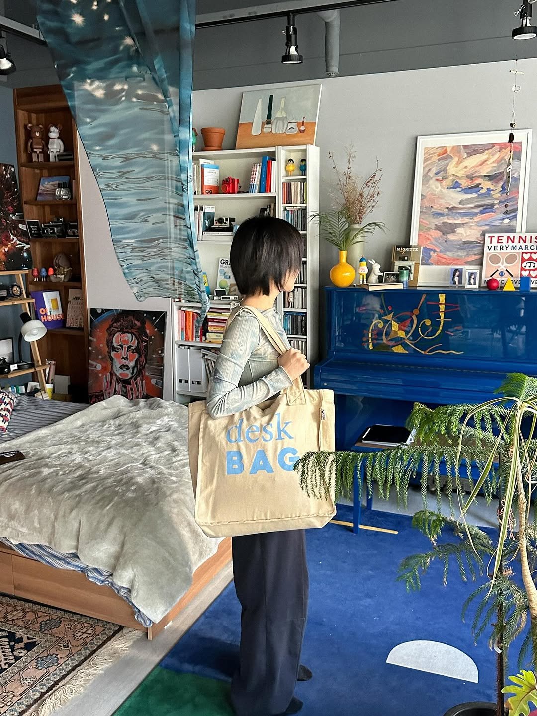 Photo shared by 융 Ashley on November 07, 2025 tagging @differ.official, and @sooparklinglemonade. May be an image of ‎child, wind chime, cornflower and ‎text that says '‎iL 피SRUTE TENNI VERYMARC ع 中 desk BAC‎'‎‎.