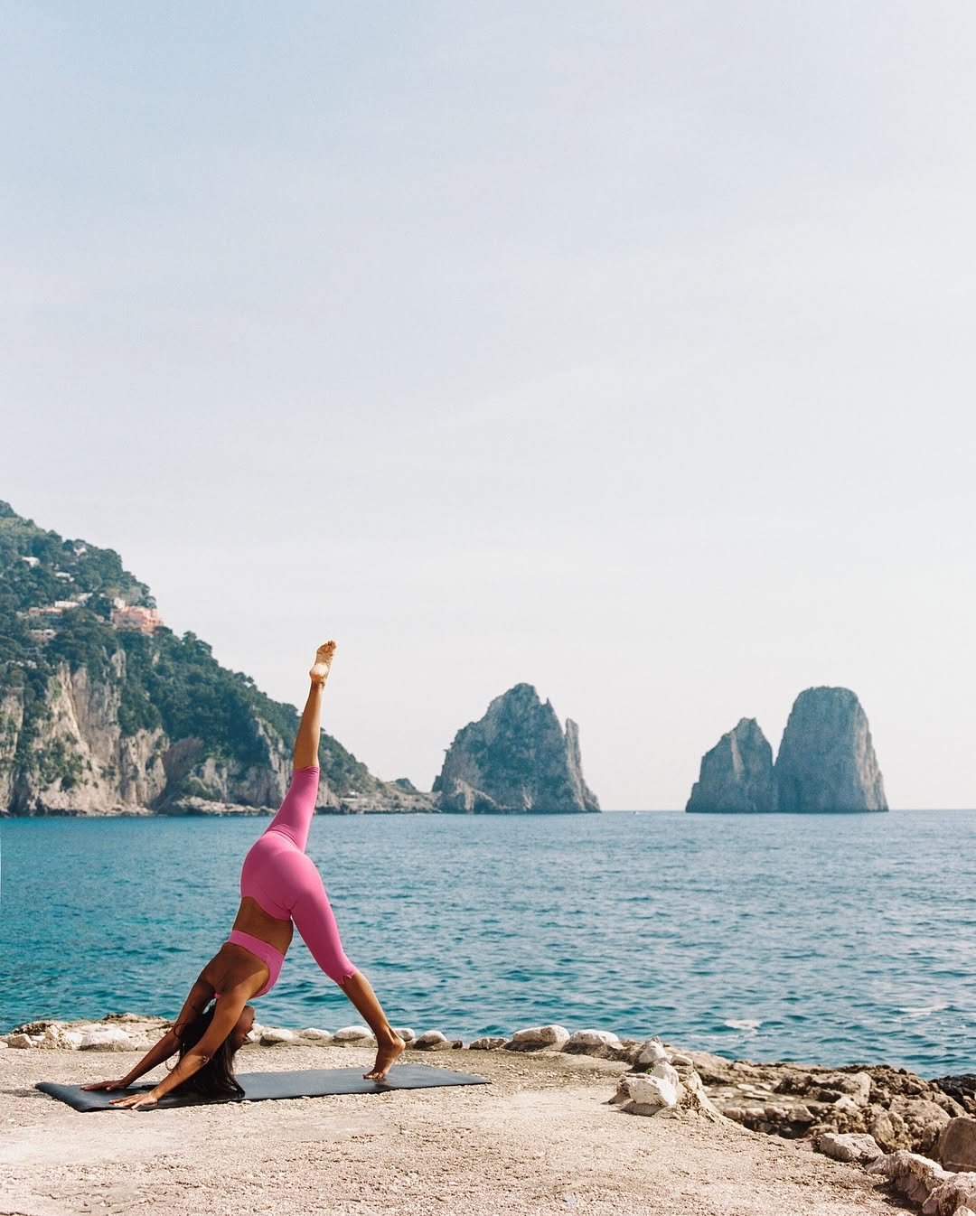 aloseoul 게시물 이미지: Stretch out in ALO Softsculpt, a lightweight...
