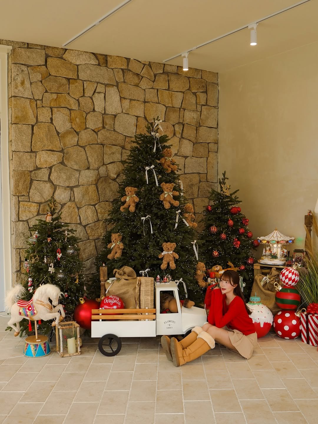 Photo shared by 다현 | 감성여행가 on November 29, 2025 tagging @bonjourpaldang. May be an image of gingerbread cookie, christmas tree, tinsel, outdoors and text.