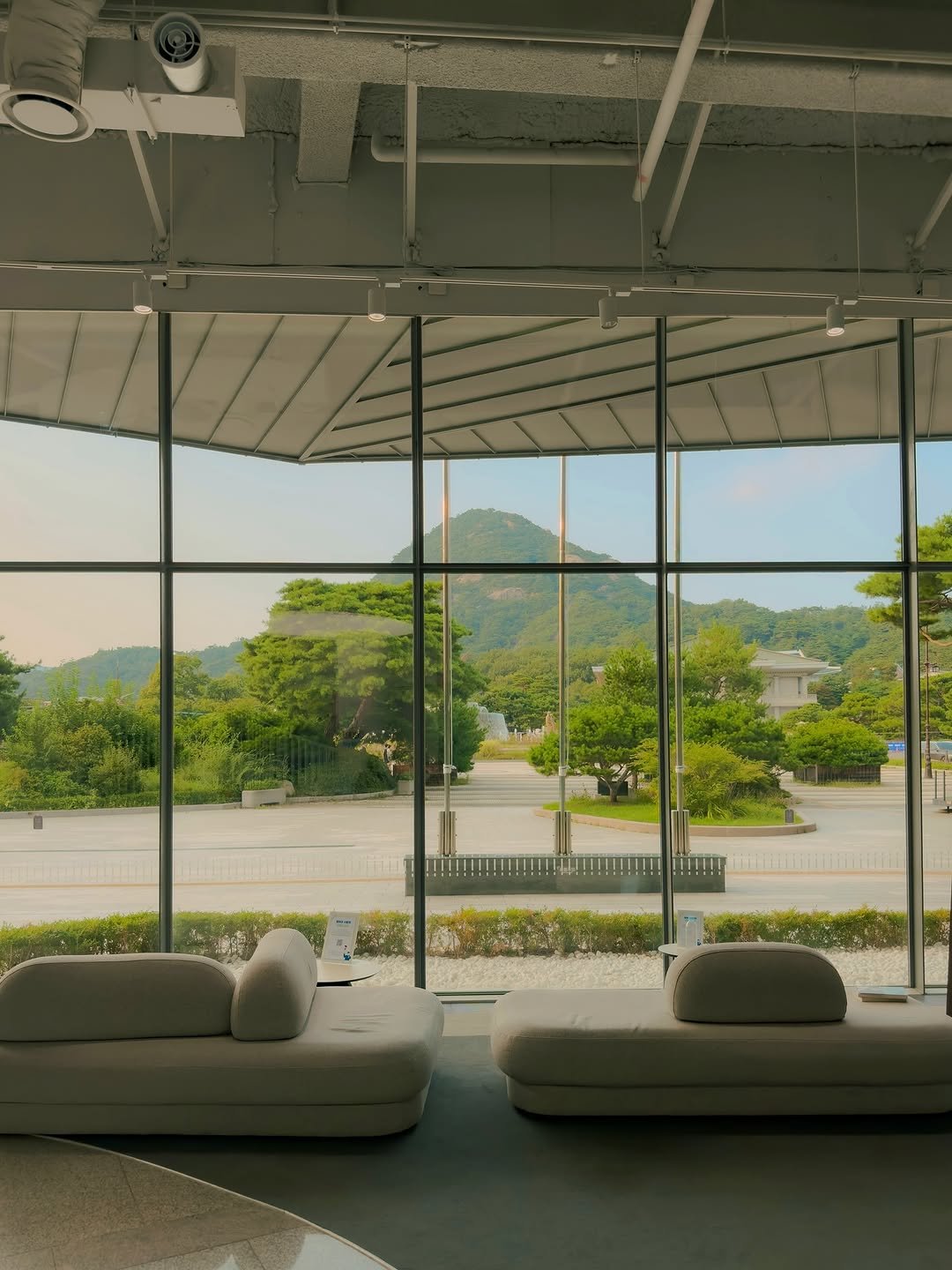 Photo by 다현 | 감성여행가 on August 31, 2025. May be an image of sofa, chaise lounge, buildings, outdoors, Gyeongbokgung Palace and text.