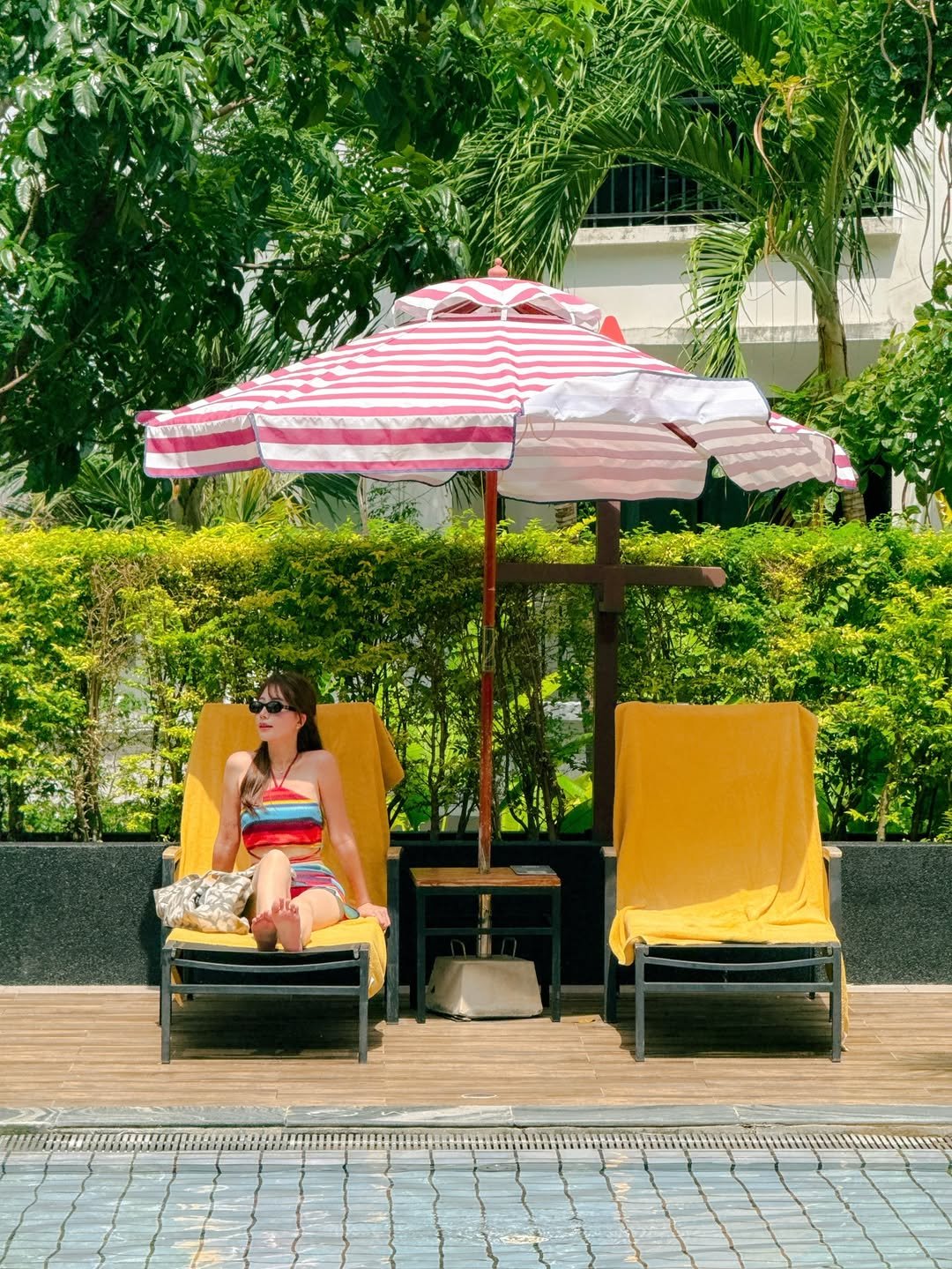 Photo shared by 다현 | 감성여행가 on November 22, 2025 tagging @sawaddipatongresort. May be an image of deck chair, parasol, umbrella, chaise lounge, pool, outdoors, cabana and text.
