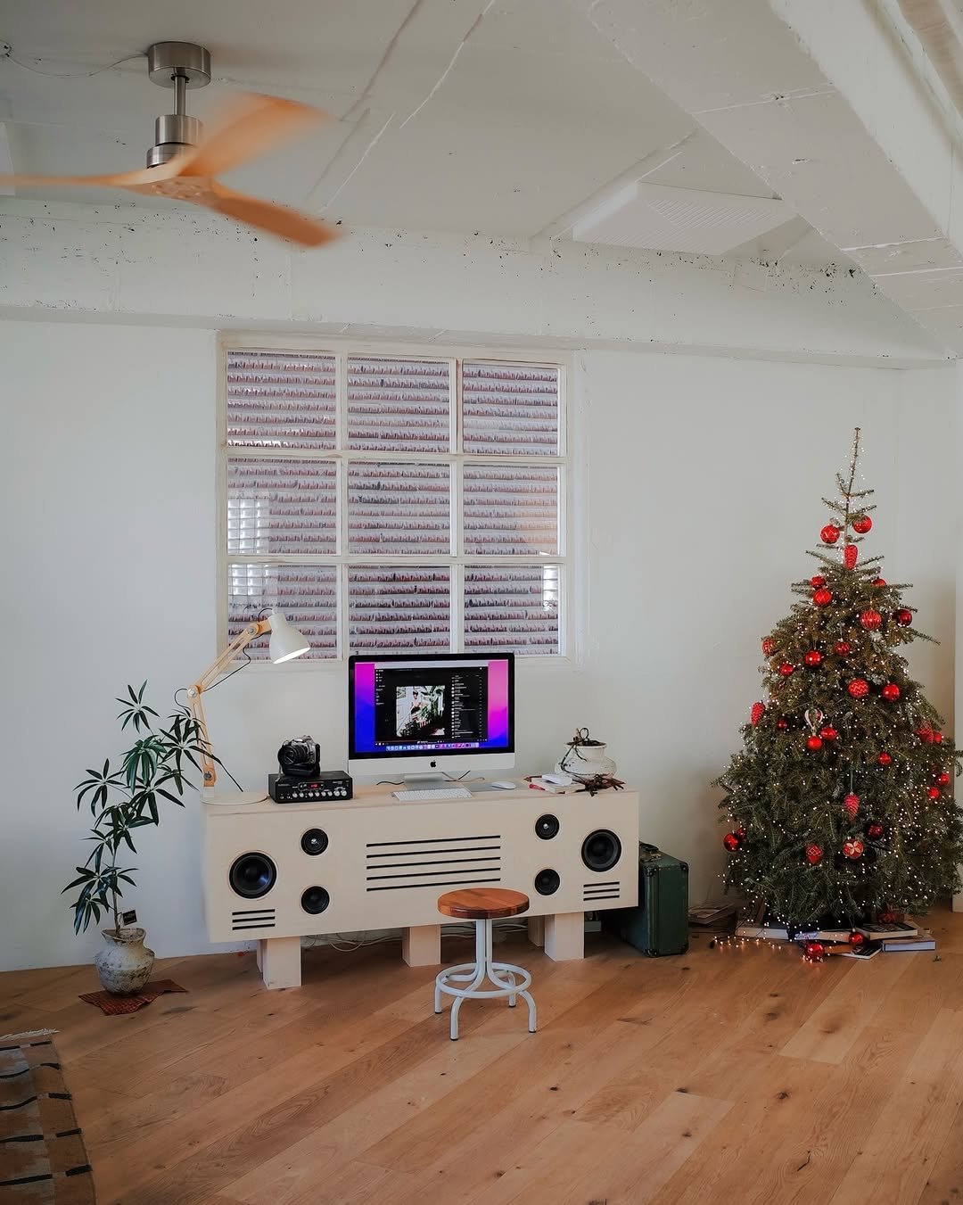 Photo by 다현 | 감성여행가 on February 09, 2026. May be an image of speaker, christmas tree, tinsel, fireplace, living room and text.
