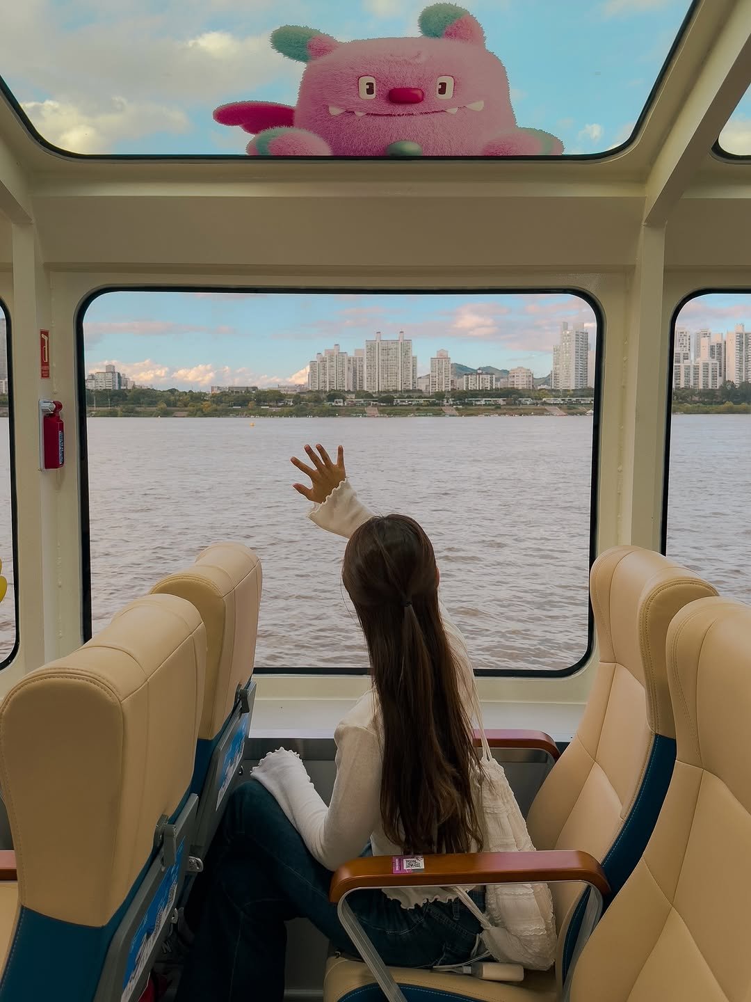 Photo by 다현 | 감성여행가 on September 25, 2025. May be an image of 1 person, riverboat, houseboat and text.