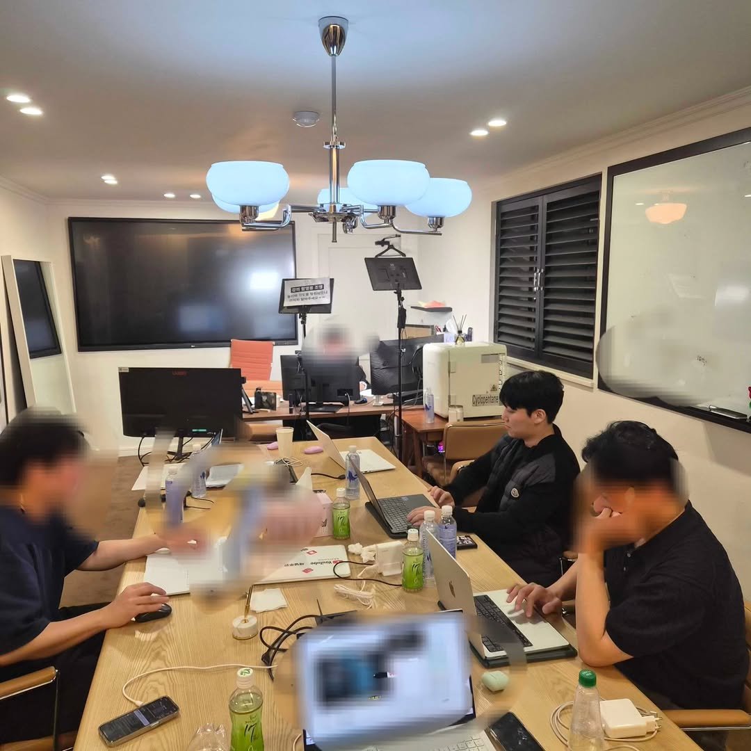 Photo by 애드센스 전문가 | 알파남 김지수 on September 24, 2025. May be an image of 3 people, people studying, lighting, table, bureau, office and text.